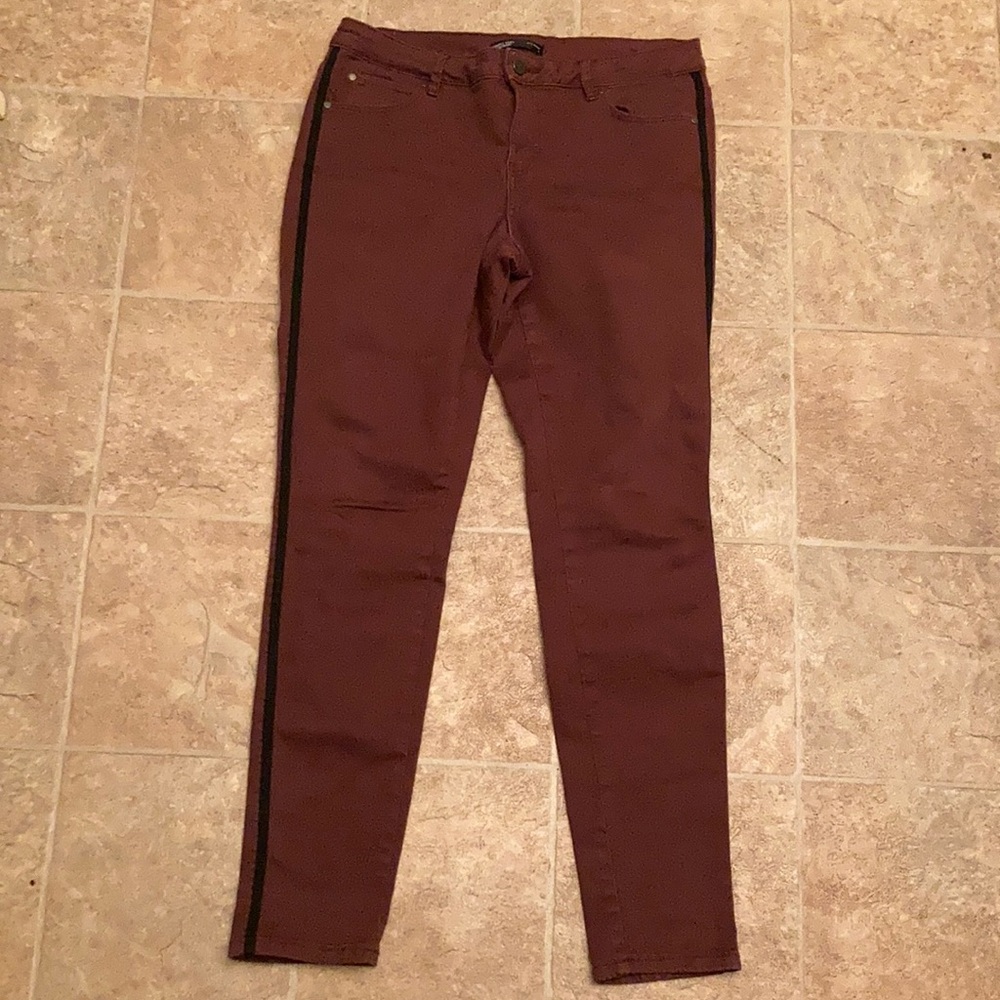 Simply Vera Vera Wang jeans maroon with black stripe down each leg